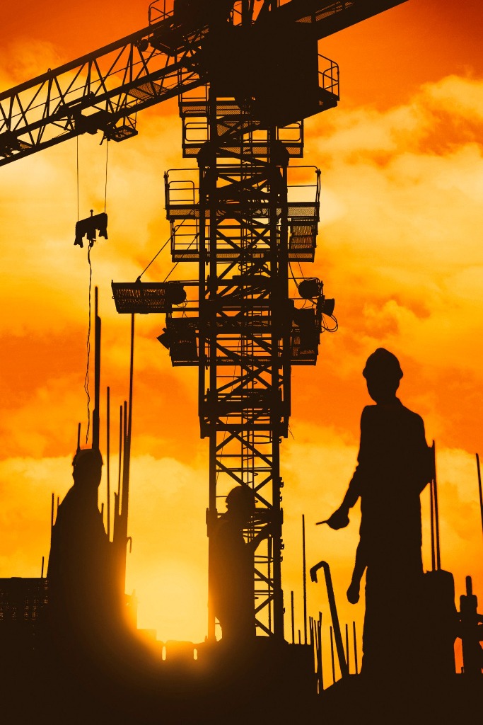 Gruas e Trabalhadores ao Pôr do Sol TecMall